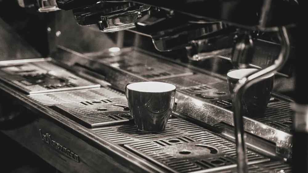 En kopp nybryggt kaffe på ett träbord